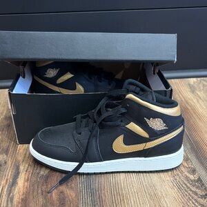 Nike Youth Air Jordan 1 MID (GS)
New in box